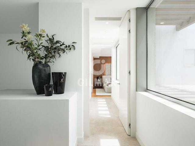 Chalet en venta en Estepona, Guadalobón. Elegancia contemporánea en una ubicación privilegiada de la New Golden Mile.Descubra esta exclusiva villa contemporánea situada en. Chalets.