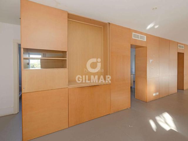Chalet en venta en Estepona, Guadalmansa. Propiedad de Uso Profesional en Los Granados Playa, Estepona.Presentamos esta propiedad singular situada frente a la urbanización. Chalets.