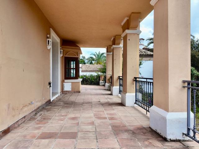 Chalet en venta en Estepona, La Concha Resina Golf. Chalet independiente de estilo mediterráneo con amplia parcela y piscina privada en Estepona. Chalets.