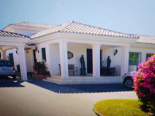 Chalet en venta en Estepona, Málaga Costa del Sol