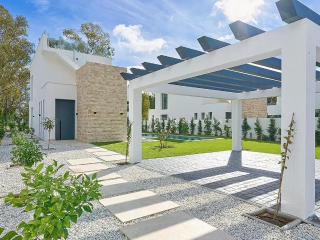 Chalet en venta en Estepona, Nueva Atalaya. Villa contemporánea de cinco dormitorios con piscina, solárium y vistas abiertas. Chalets.