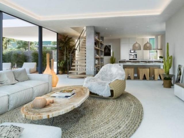 Chalet en venta en Estepona, Nueva Atalaya. Villa de lujo de 4 dormitorios, 5 baños, solarium y jardín en El Paraiso, Estepona. Chalets.