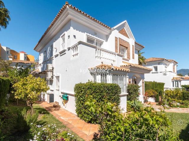 Chalet en venta en Estepona, Nueva Atalaya. Villa independiente en venta en Estepona. Chalets.