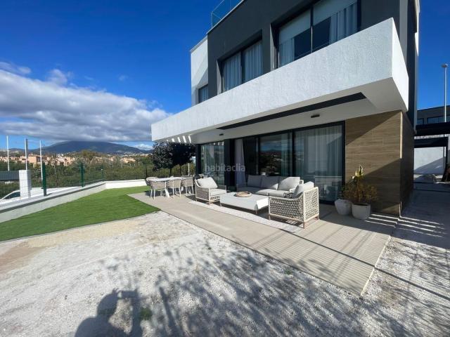 Chalet en venta en Estepona, Nueva Atalaya. Villa pareada de 4 dormitorios en Atalaya. Chalets.