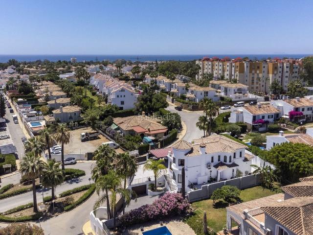 Chalet en venta en Estepona, Nueva Atalaya. Chalets.