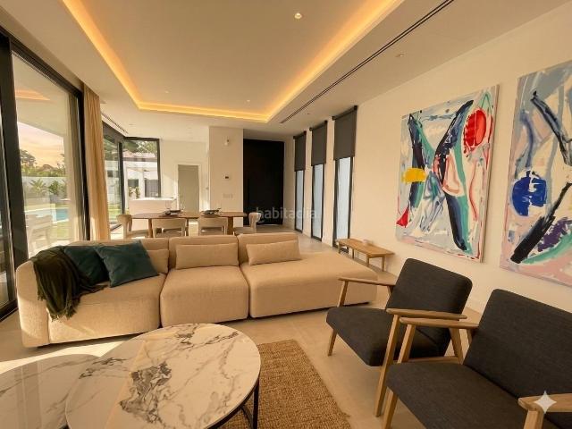 Chalet en venta en Estepona, Nueva Atalaya. Exclusiva villa contemporánea en venta en la Costa del Sol ubicación privilegiada cerca de Marbella. Chalets.