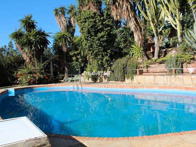 Chalet en venta en Estepona, Nueva Atalaya. ¡Su Paraíso Andaluz le Espera en Atalaya: Una Villa con Encanto y Potencial Ilimitado!. Chalets.