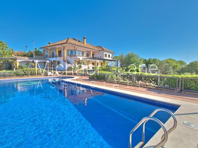 Chalet en venta en Estepona, Sierra de Estepona Avda. de Andalucía. Finca Única de 5 Dormitorios en las Montañas de Sierra Bermeja de Estepona. Chalets.