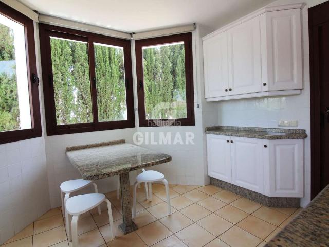 Chalet en venta en Estepona, Paraiso Barronal. Ubicada en la prestigiosa y consolidada zona residencial de El Paraíso, en Estepona, esta elegante villa independiente representa. Chalets.