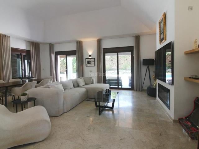 Chalet en venta en Estepona, Paraiso Barronal. Villa independiente en Estepona por debajo de tasación 973 m2 de parcela, piscina y gran oportunidad de inversión. Chalets.