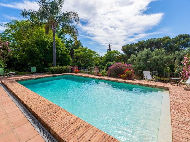Chalet en venta en Estepona, Paraiso Barronal. Elegante casa andaluza con vistas al golf en El Paraíso. Chalets.