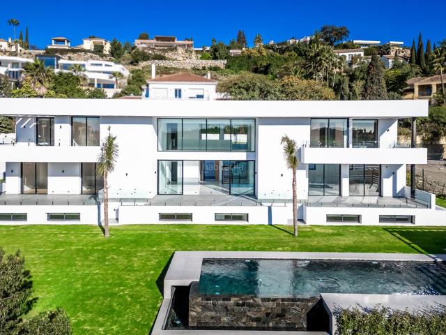 Chalet en venta en Estepona, Paraiso Barronal. Esta exclusiva villa de nueva construcción, lista para entrar a vivir, destaca por su arquitectura contemporánea, diseño elegante. Chalets.