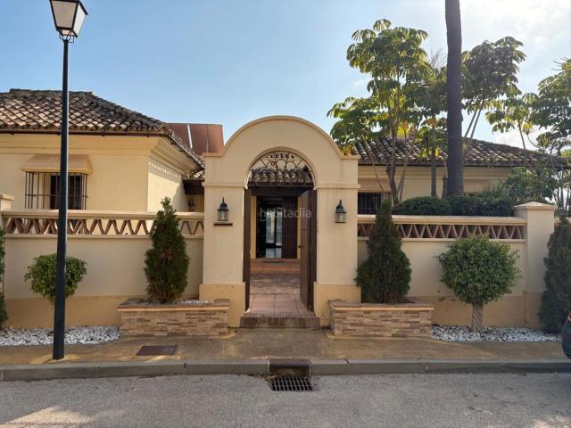 Chalet en venta en Estepona, Paraiso Barronal. Lujo Renovado y Oportunidad Única en la Costa del Sol. Chalets.