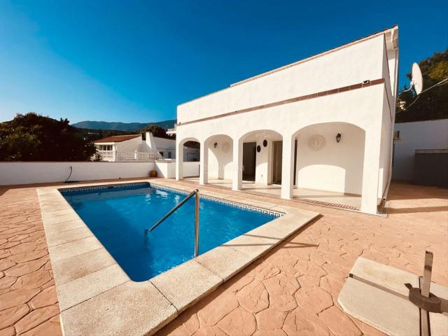 Chalet en venta en Estepona, Parque Central. Casa Chalet independiente en venta en Estepona 9, Estepona. Chalets.
