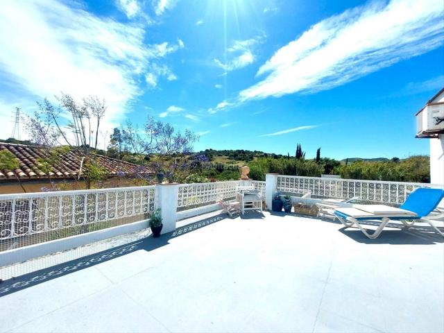 Chalet en venta en Estepona, Parque Central. ¡Sueña Despierto: Tu Villa de Lujo en Primera Línea de Golf en Estepona te Espera!. Chalets.