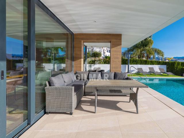Chalet en venta en Estepona, Valle Romano Golf. Chalet Independiente en Valle Romano de 298 m2 repartido en planta. Cuenta con 3 dormitorios, 4 baños.Lujosa villa ubicada en Vall. Chalets.