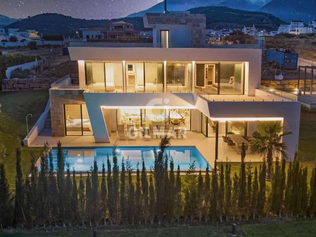 Chalet en venta en Estepona, Valle Romano Golf. Exclusiva villa de obra nueva en venta en Valle Romano, Estepona.Presentamos una villa de lujo absolutamente excepcional en Valle. Chalets.