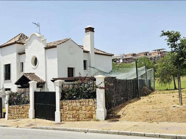 Chalet en venta en Estepona, Valle Romano Golf. Te brindamos esta elegante y luminosa villa anclada en pleno golf de Azata, una de las zonas más tranquilas y privilegiadas de Est. Chalets.