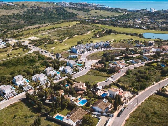 Chalet en venta en Estepona, Valle Romano Golf. Villa de Lujo de 4 dormitorios y 4 baños localizado en la prestigiosa zona de Valle Romano Golf. Chalets.