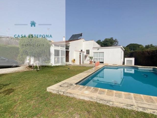 Chalet en venta en Estepona, Velerin