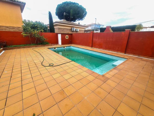 Chalet en venta en Escala L´, Eixample Residencial Costa Brava. ? Amplia casa con piscina y vistas al mar, a 3 min de la playa y 2 viviendas inde pendientes. Chalets Escala.