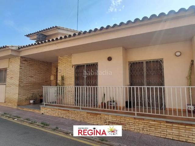 Chalet en venta en Escala L´, Eixample Residencial Costa Brava. Espaciosa casa con multitud de opciones y potencial, en una zona residencial muy tranquila y cerca de múltiples comercios. Chalets.