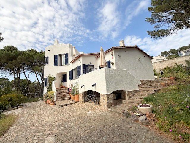 Chalet en venta en Escala L´, Eixample Residencial Costa Brava. Villa 192m2, con torre, parcela de 1.200m2 y vistas al mar. Chalets Escala.
