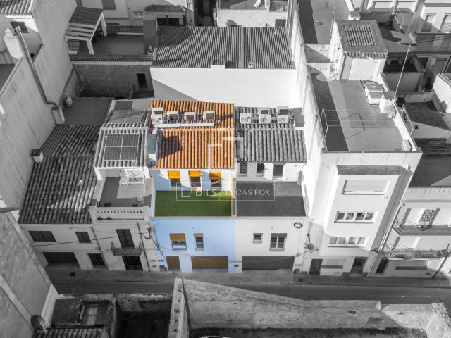 Chalet en venta en Escala L´, Nucli Antic Costa Brava. Casa adosada de obra nueva, con 4 dormitorios, a 300 m de la playa, ubicada en el casco antiguo de LEscala. Chalets Escala.