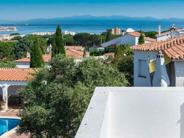 Chalet en venta en Escala L´, Port La Clota Puig Sec Costa Brava. Magnifica casa independiente con vistas al mar y licencia turística. Chalets Escala.