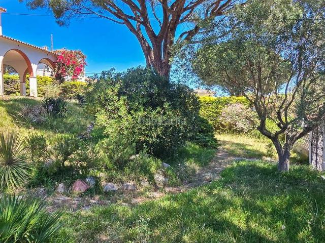 Chalet en venta en Escala L´, Port La Clota Puig Sec Costa Brava. Muy bonita casa con jardín privado y vistas al mar situada en Puig Sec. Chalets Escala.