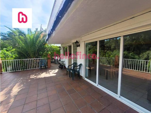 Chalet en venta en Esparreguera, Can Rial. Casa a cuatro vientos con piscina, placas solares y vistas a Montserrat en Esparraguera. Chalets.