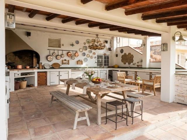 Chalet en venta en Esparreguera, Can Rial. Exclusiva vivienda de lujo con piscina, vistas a la montaña de Montserrat y espacios únicos en Esparreguera Barcelona. Chalets.