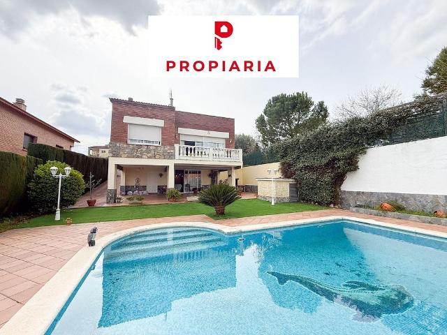 Chalet en venta en calle D'eduard Toldrà, Esparreguera, de 212 m² 5 habitaciones por 476.700