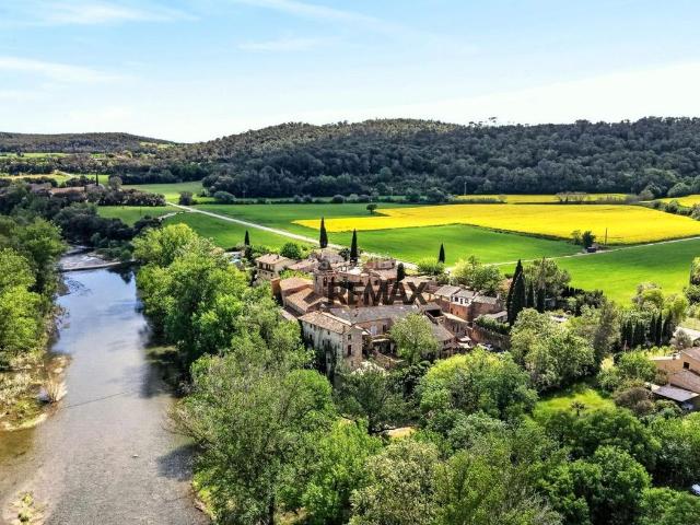 Chalet en venta en Esponellà. Casa de pueblo con encanto y más de 500 m2 entre el Pla de lEstany y lAlt Empordà con licencia turística. Chalets.
