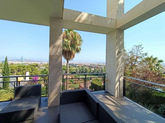 Chalet en venta en Esplugues de Llobregat, Ciutat Diagonal. Casa independiente de 451 m2 en ciudad Diagonal Esplugues a 10 minutos de Barcelona con vistas al mar. Chalets Esplugues de.