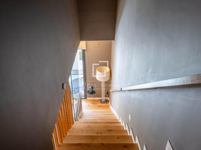 Chalet en venta en Esplugues de Llobregat, Finestrelles. Impresionante tríplex de autor con piscina privada y luz natural infinita en Finestrelles. Chalets Esplugues de.