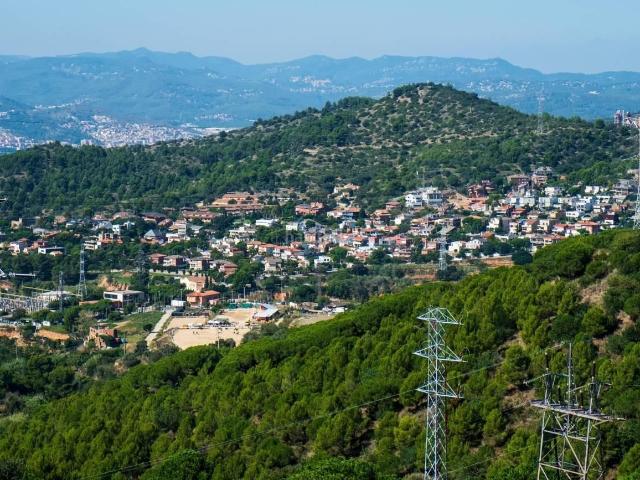 Chalet en venta en Esplugues de Llobregat, La Miranda. Exclusiva casa independiente de diseño con piscina, jardín y espectaculares vistas al mar en Barcelona. Chalets Esplugues de.