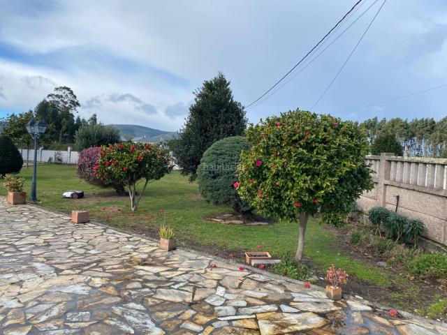 Chalet en venta en Foz. Chalet con vistas al mar y la montaña en Cangas de Foz finca, energía solar y amplitud. Chalets.