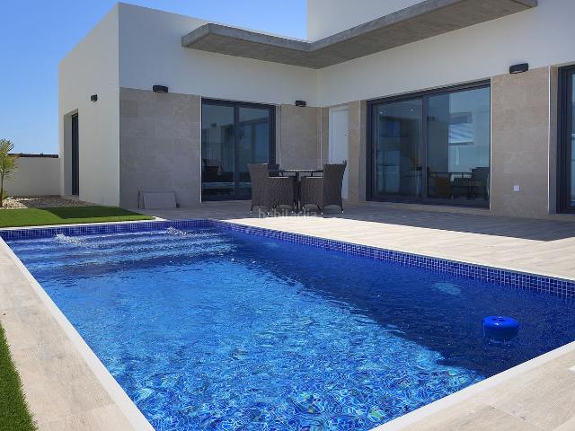 Chalet en venta en Formentera del Segura. Villa moderna de 3 dormitorios con piscina y estacionamiento. Chalets Formentera del.