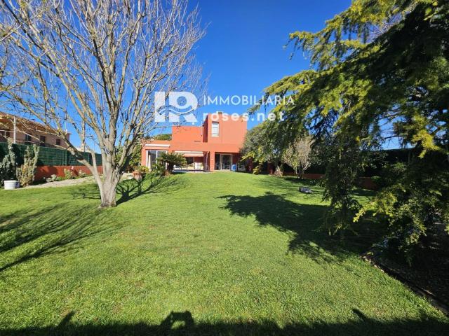 Chalet en venta en Fortià. Chalet independiente con jardín y piscina. Chalets.