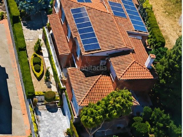 Chalet en venta en Figueres, Parc Bosc Castell. Casa unifamiliar con piscina privada en una de las mejores zonas de Figueres de 7 habitaciones,3 baños y un aseo. Chalets.