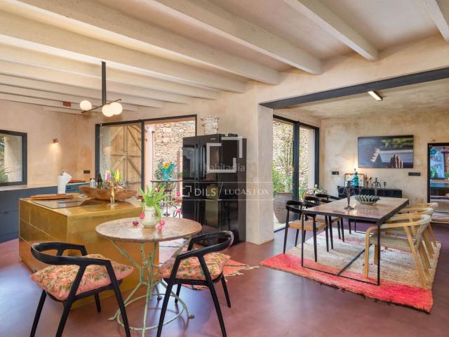 Chalet en venta en Figueres, Parc Bosc Castell. Casa histórica del siglo XVIII recién renovada en venta en el Alt Empordá, Girona. Chalets.