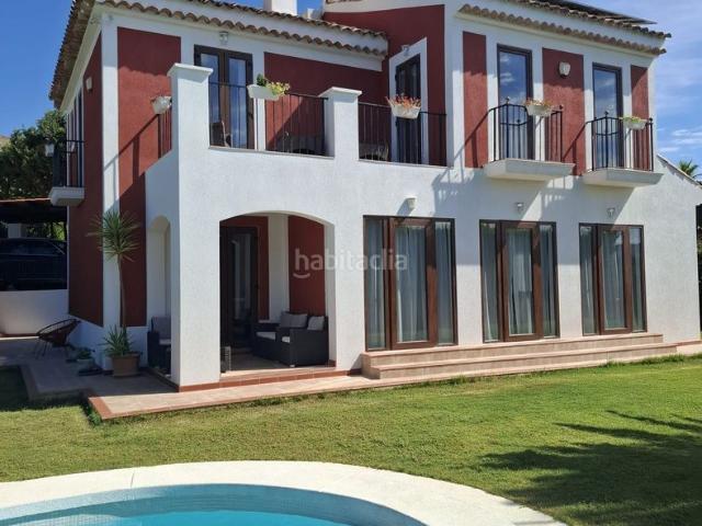 Chalet en venta en Finestrat, Balcón de Finestrat Terra Marina. Villa de lujo en Finestrat Sierra Cortina con cuatro dormitorios, gran parcela y piscina privada. Chalets.