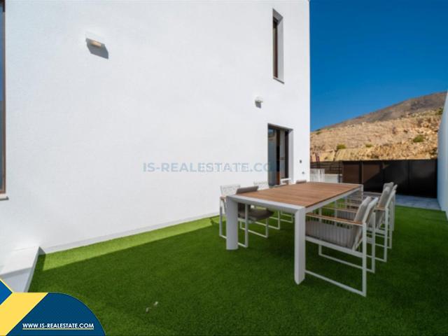 Chalet en venta en Finestrat, Balcón de Finestrat Terra Marina. Villa en construcción con piscina privada, en la provincia de Alicante, en la localidad de Finestrat. 3 habitaciones 129 m² 2.