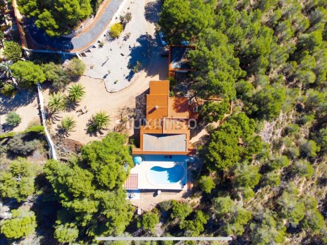 Chalet en venta en Finestrat, Finestrat Pueblo. Amplia casa en venta en Finestrat con vistas panorámicas al mar y a la montaña. Chalets.