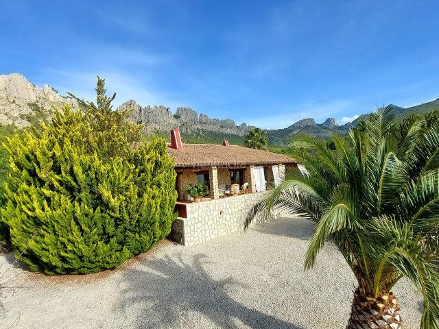 Chalet en venta en Finestrat, Finestrat Pueblo. Preciosa casa de campo rodeada de naturaleza a la venta en Finestrat, Alicante. Chalets.