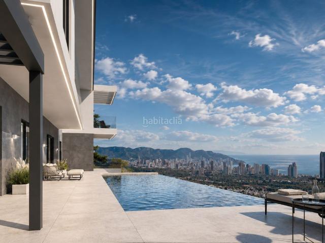 Chalet en venta en Finestrat, Finestrat Pueblo. Villa de obra nueva con vistas al mar y piscina desbordante en Finestrat. Chalets.