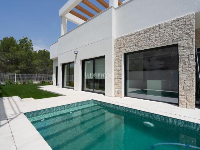 Chalet en venta en Finestrat, Golf Bahía. Lujosa Villa Moderna en Sierra Cortina, Finestrat. Chalets.