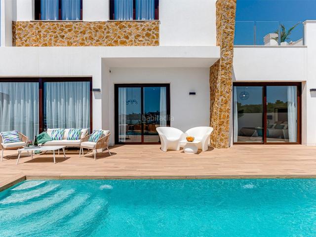 Chalet en venta en Finestrat, Golf Bahía. Villa de 3 dormitorios y 3 baños con piscina y jardín en Finestrat. Chalets.