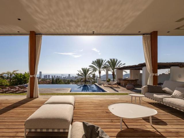 Chalet en venta en Finestrat, Golf Bahía. Villa Ibiza lujo y vistas al Mediterráneo. Chalets.